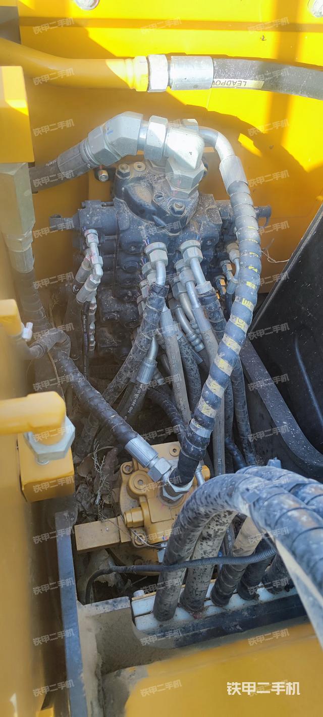 回转马达和主控阀（整机外观）