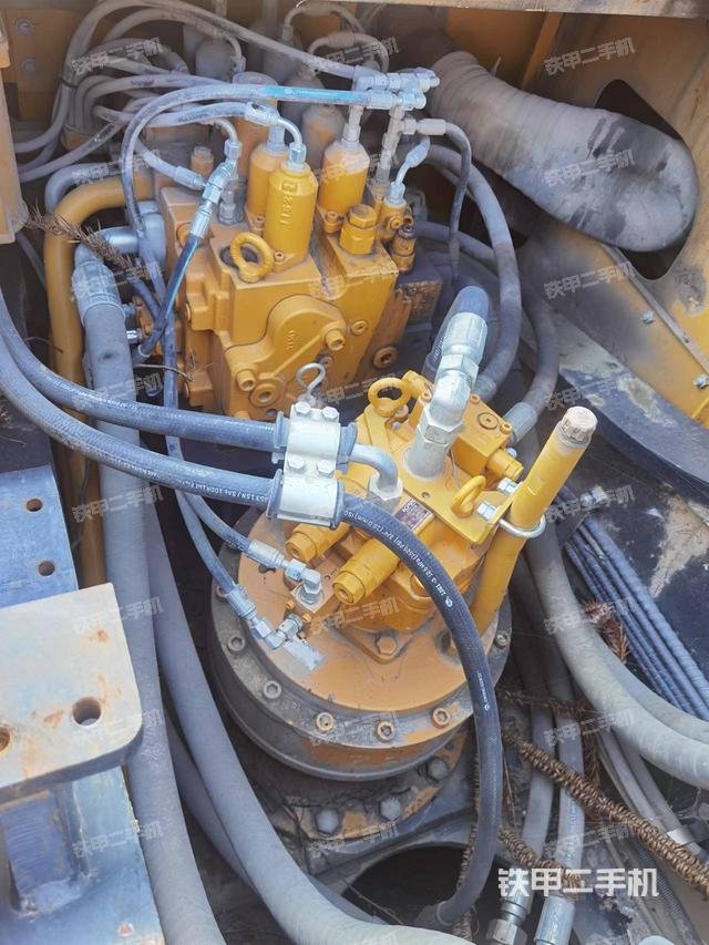 回转马达和主控阀（整机外观）