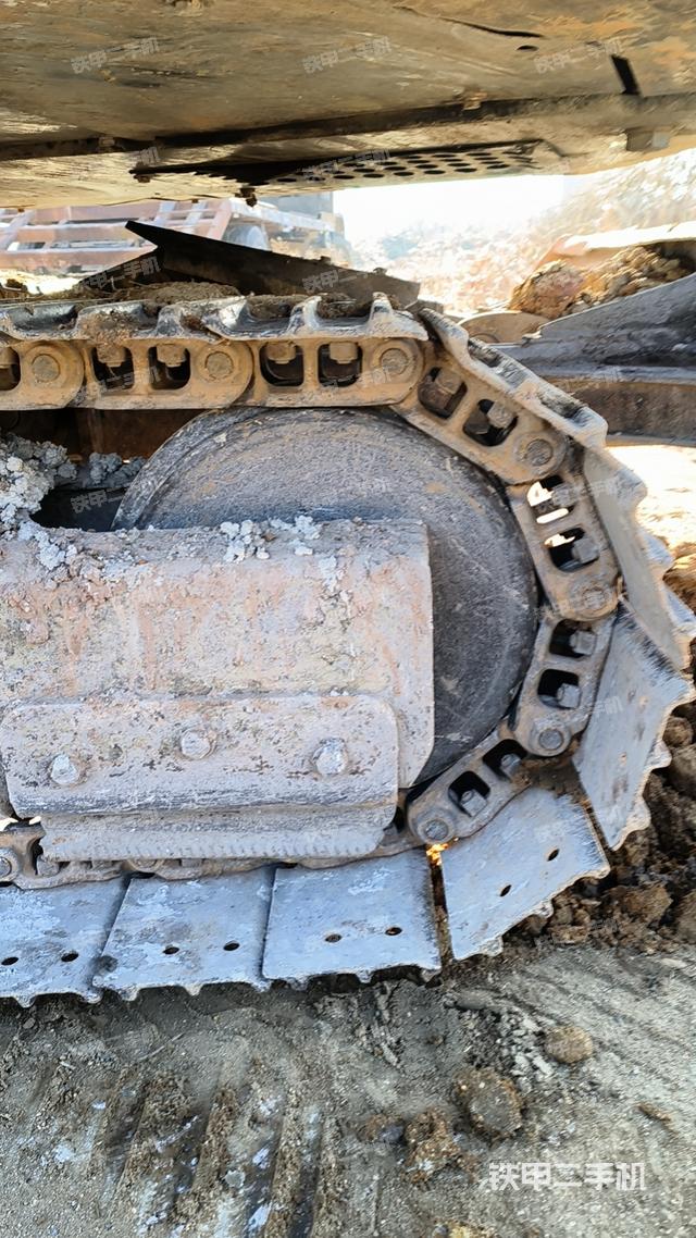 单侧履带整体(整机外观) 单侧履带整体(整机外观)