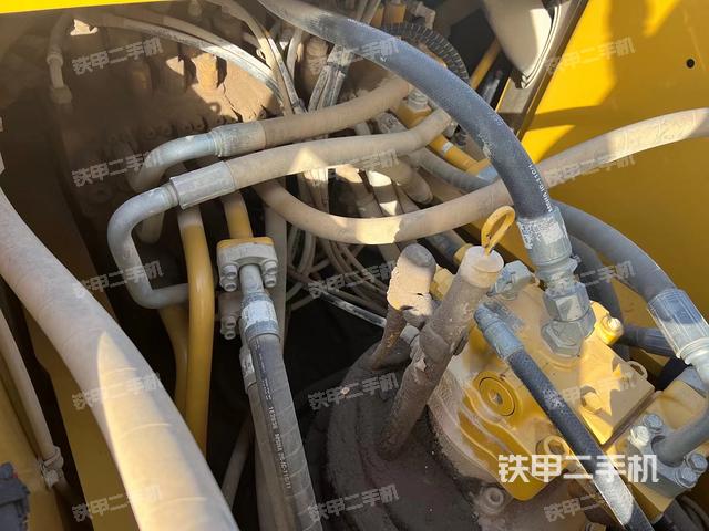 回转马达和主控阀（整机外观）