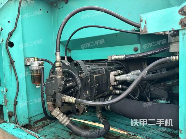 液压泵舱室正面整体（整机外观）