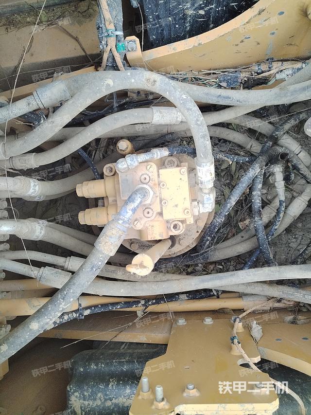 回转马达和主控阀（整机外观）