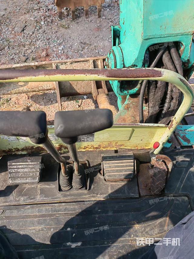 驾驶室顶部（整机外观）