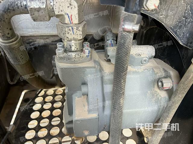 液压泵舱室正面整体（整机外观）