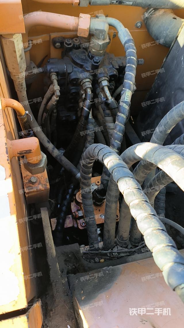 回转马达和主控阀(整机外观) 回转马达和主控阀(整机外观)