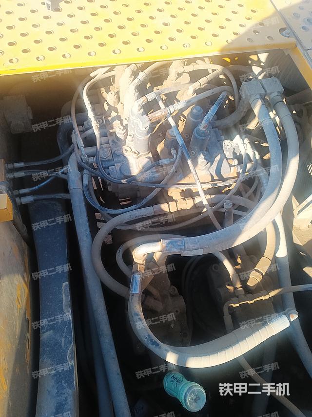 回转马达和主控阀(整机外观) 回转马达和主控阀(整机外观)