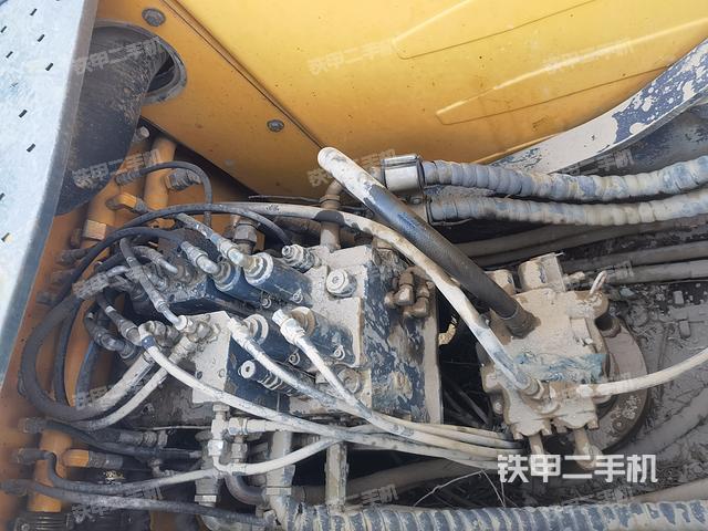 回转马达和主控阀(整机外观) 回转马达和主控阀(整机外观)