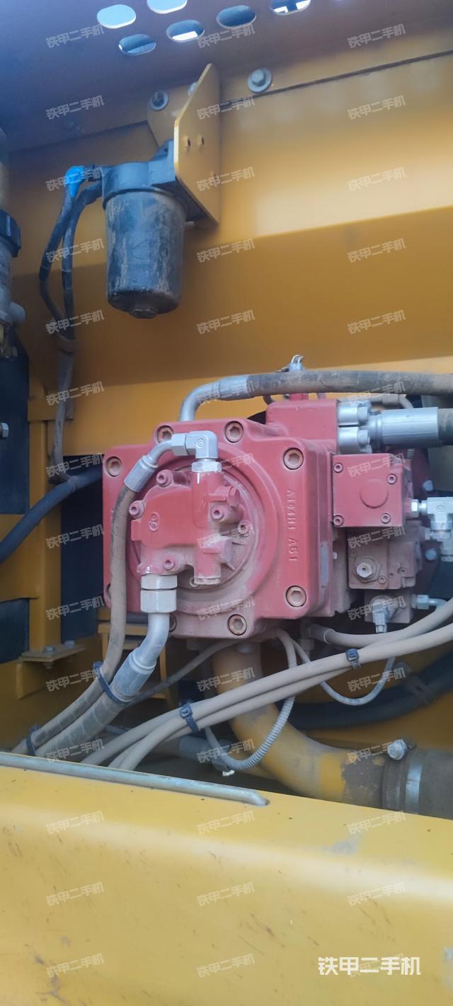 液压泵舱室正面整体（整机外观）