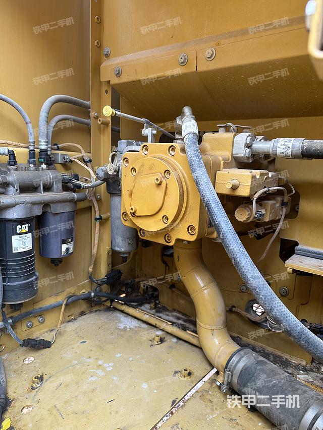 液压泵舱室正面整体（整机外观）