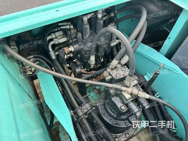 回转马达和主控阀（整机外观）