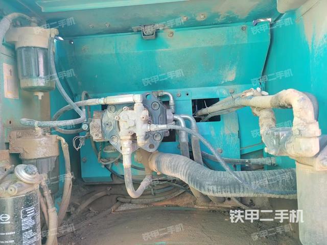 液压泵舱室正面整体（整机外观）