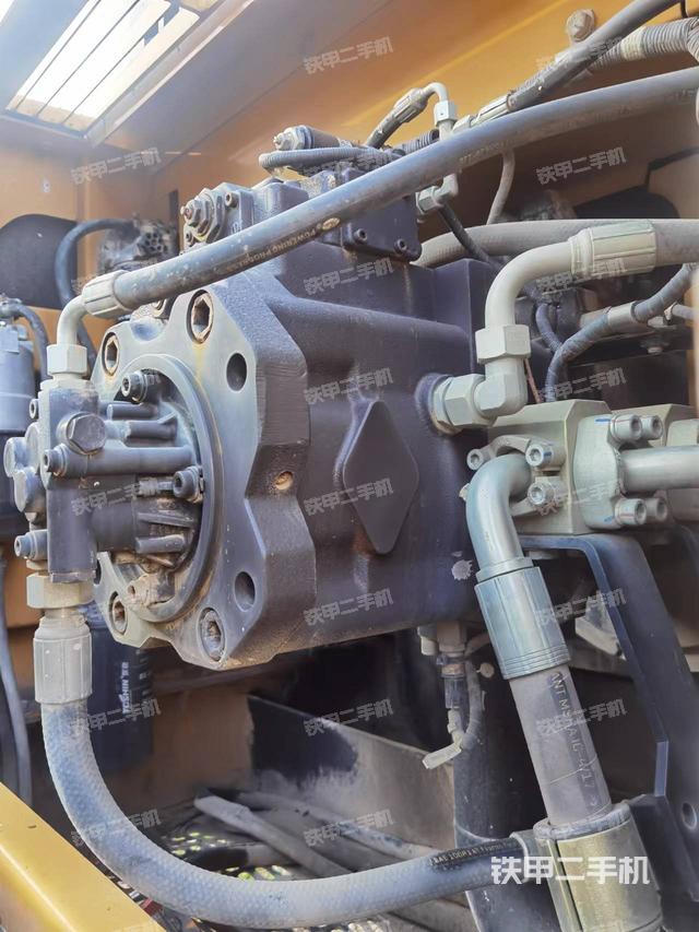 液压泵舱室正面整体（整机外观）