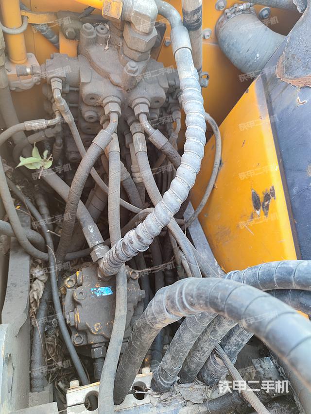 回转马达和主控阀（整机外观）