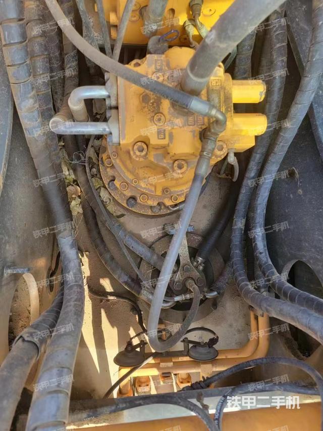 回转马达和主控阀（整机外观）