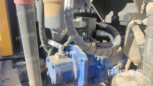 液压泵舱室正面整体（整机外观）