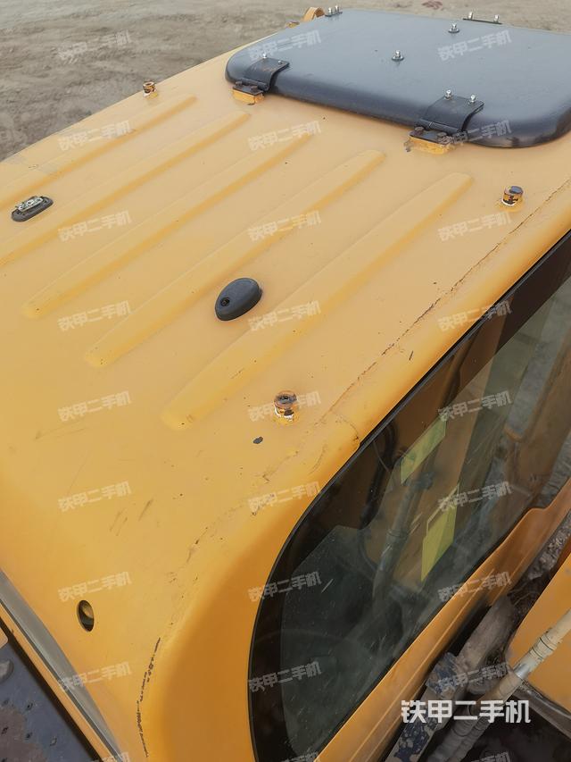 驾驶室顶部(整机外观) 驾驶室顶部(整机外观)