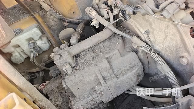 液压泵舱室正面整体(整机外观) 液压泵舱室正面整体(整机外观)