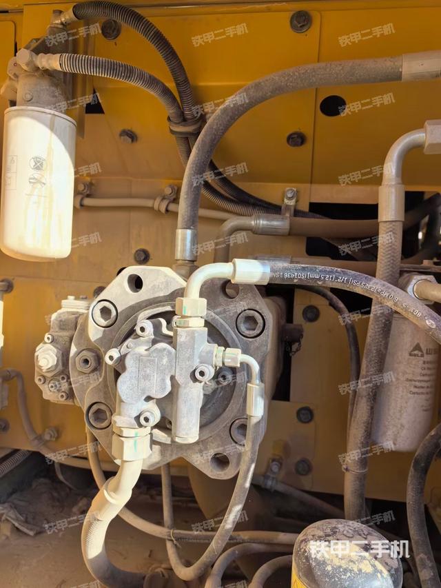 液压泵舱室正面整体（整机外观）