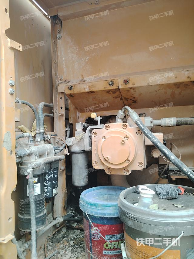 液压泵舱室正面整体（整机外观）