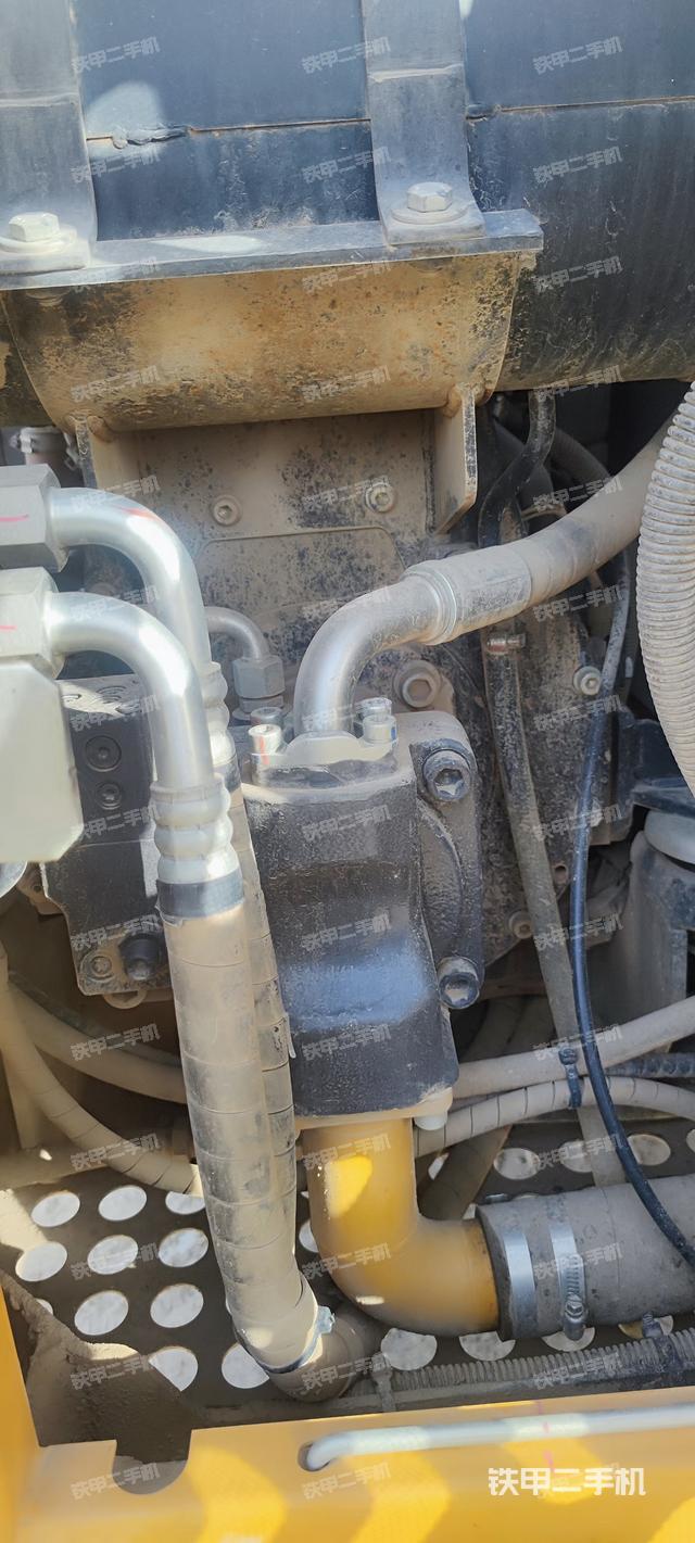 液压泵舱室正面整体（整机外观）