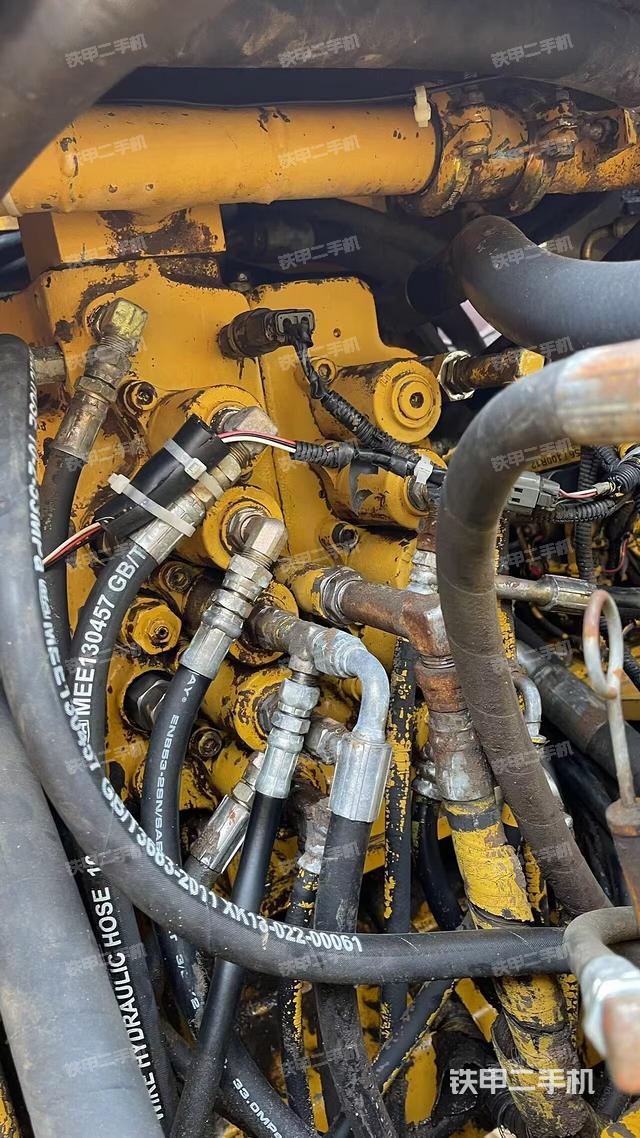 回转马达和主控阀(整机外观) 回转马达和主控阀(整机外观)