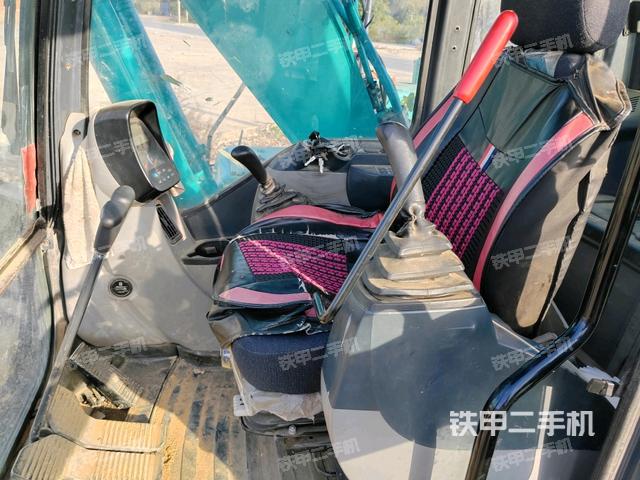 行走控制手柄和踏板 俯拍(驾驶室部分) 行走控制手柄和踏板 俯拍(驾驶室部分)