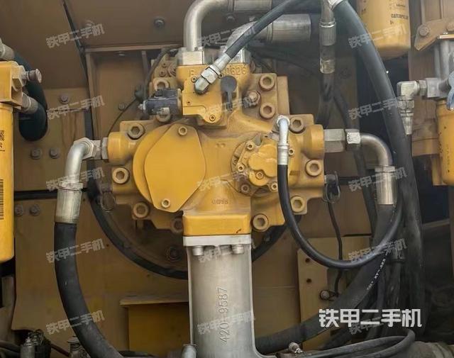 液压泵舱室正面整体（整机外观）