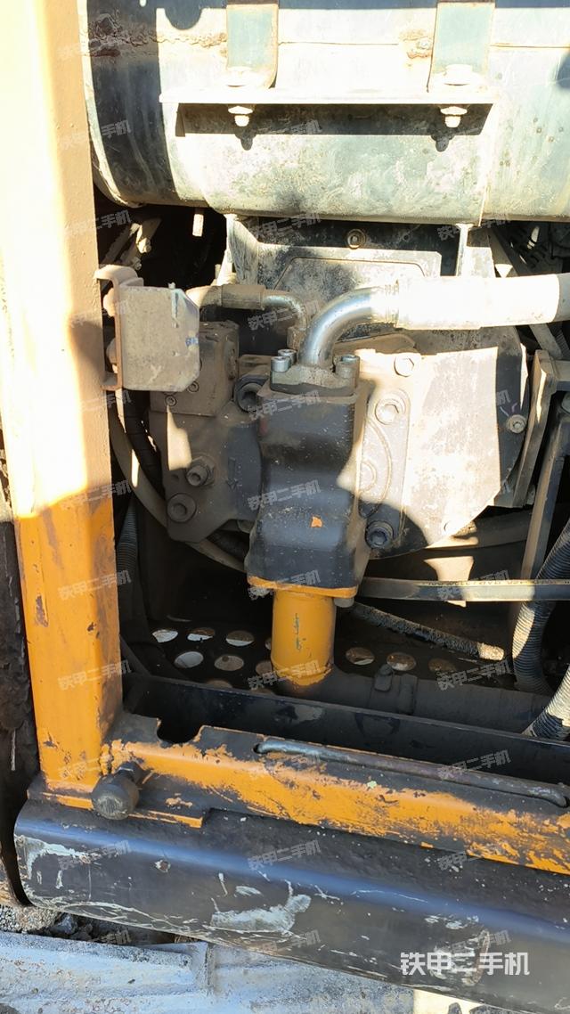 液压泵舱室正面整体(整机外观) 液压泵舱室正面整体(整机外观)