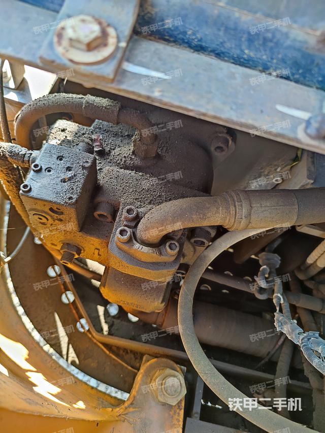 液压泵舱室正面整体（整机外观）