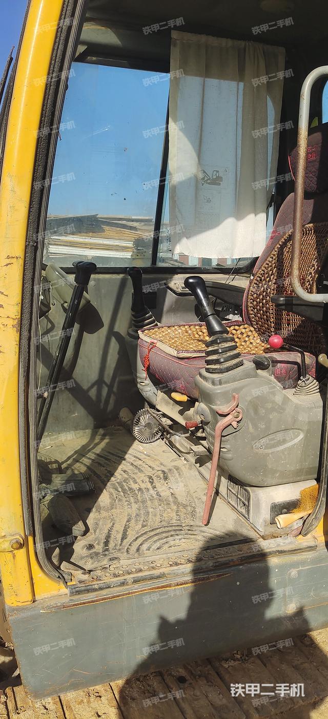 驾驶室顶部(整机外观) 驾驶室顶部(整机外观)