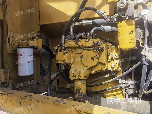 液压泵舱室正面整体（整机外观）