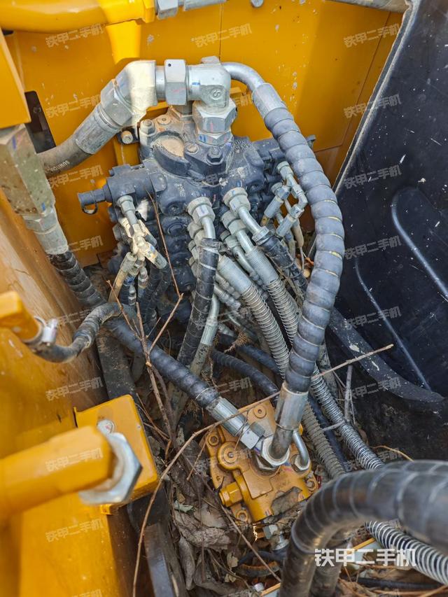 回转马达和主控阀（整机外观）