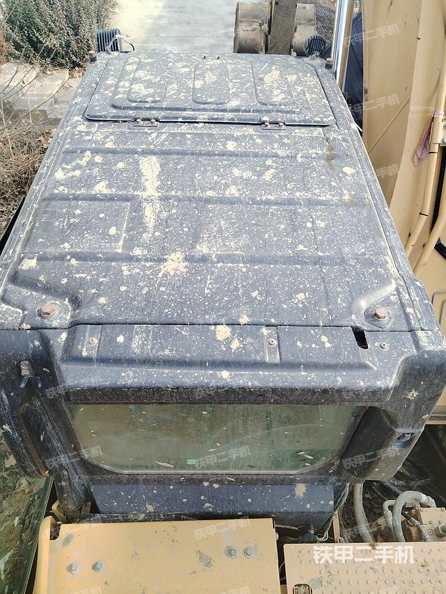 驾驶室顶部（整机外观）