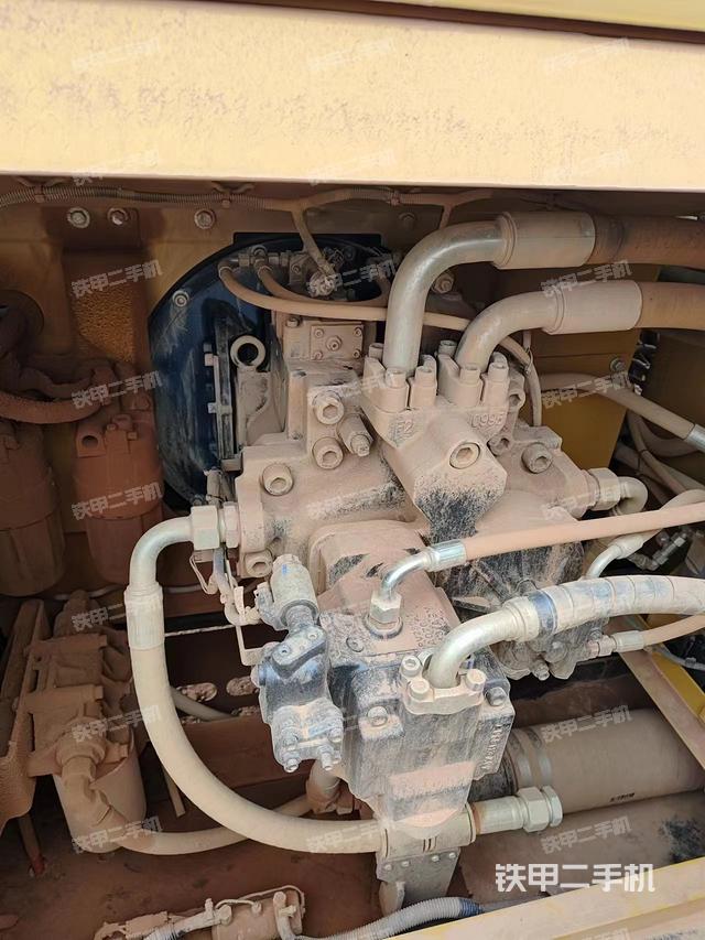 液压泵舱室正面整体（整机外观）