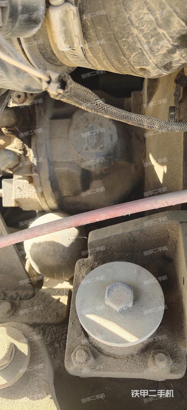 液压泵舱室正面整体(整机外观) 液压泵舱室正面整体(整机外观)