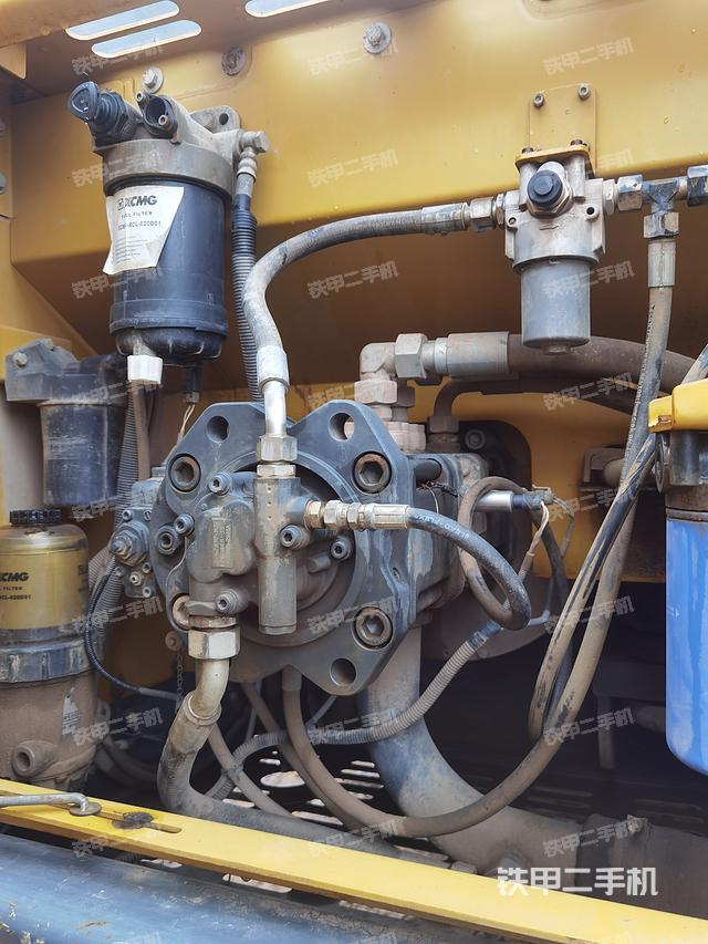 液压泵舱室正面整体（整机外观）