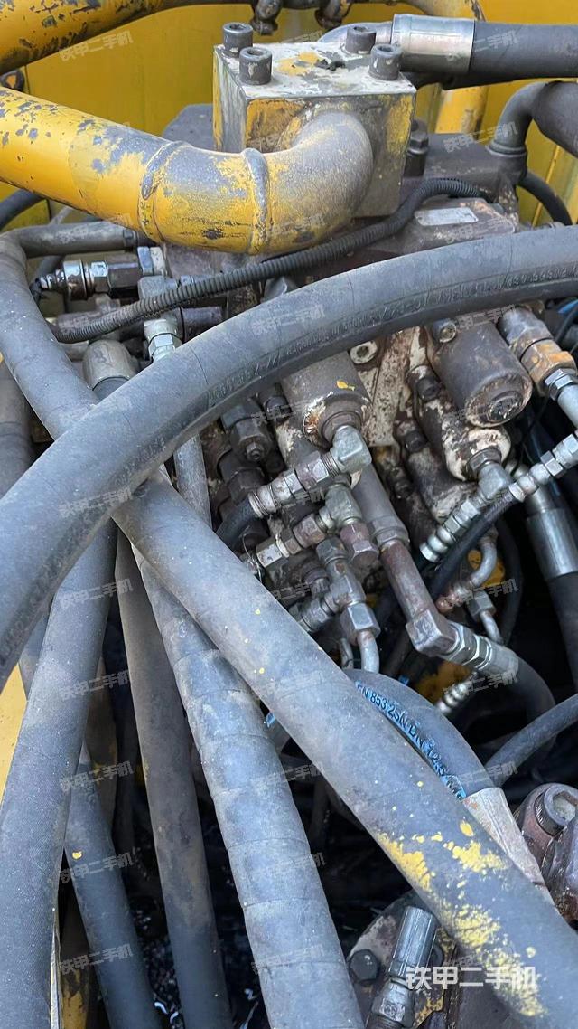 回转马达和主控阀（整机外观）