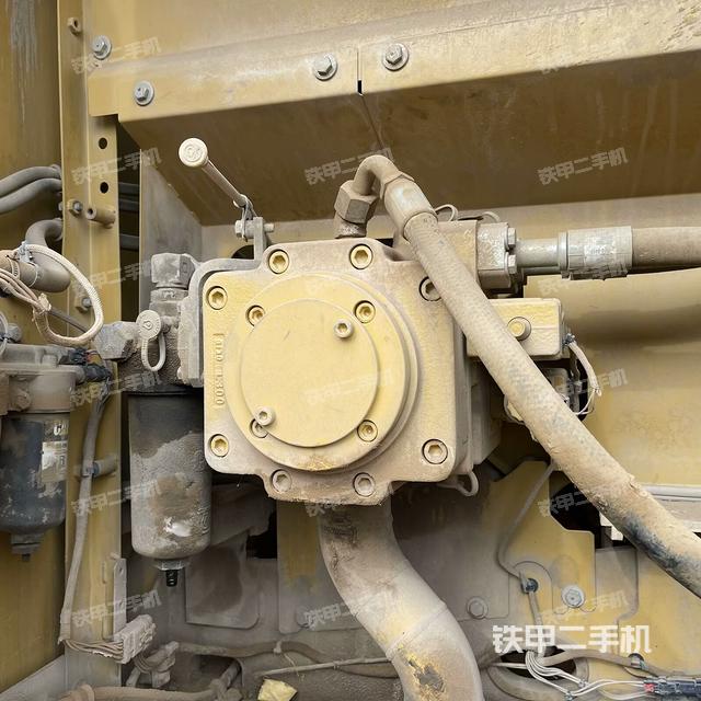 液压泵舱室正面整体（整机外观）