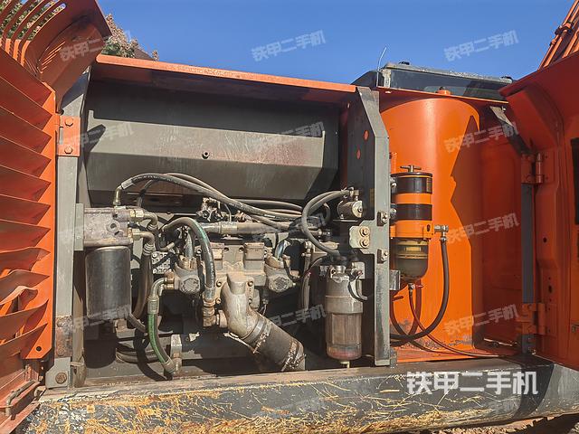 液压泵舱室正面整体（整机外观）