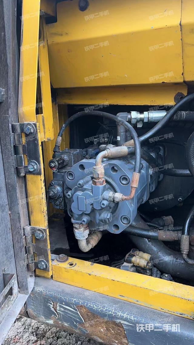 液压泵舱室正面整体（整机外观）