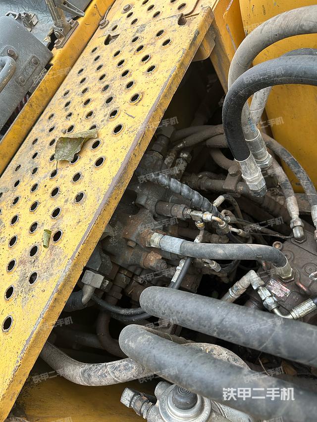 回转马达和主控阀（整机外观）