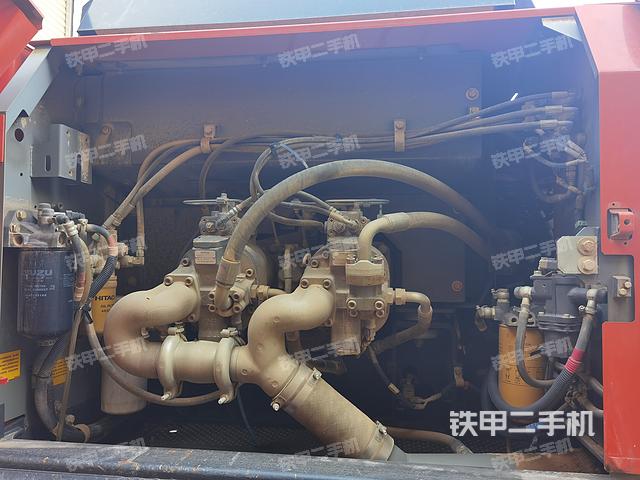 液压泵舱室正面整体(整机外观) 液压泵舱室正面整体(整机外观)