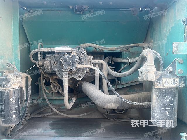 液压泵舱室正面整体（整机外观）