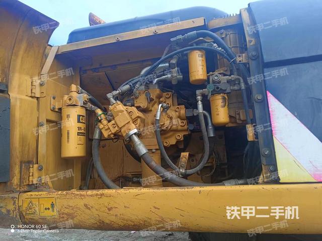 液压泵舱室正面整体（整机外观）