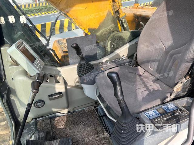 驾驶室整体（整机外观）