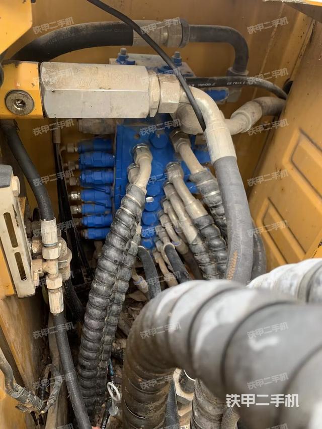 回转马达和主控阀（整机外观）