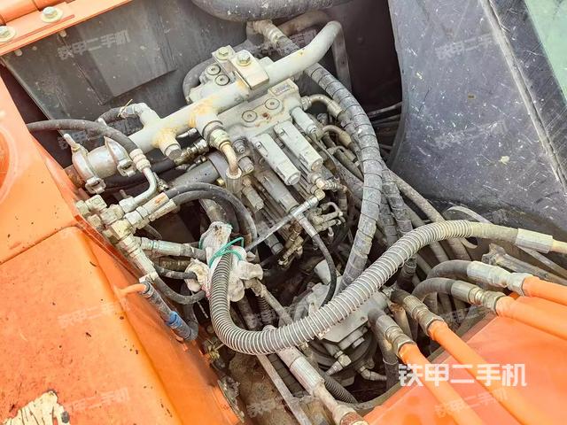 回转马达和主控阀（整机外观）