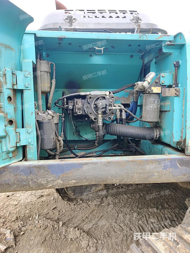 液压泵舱室正面整体（整机外观）