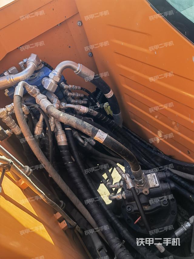 回转马达和主控阀（整机外观）