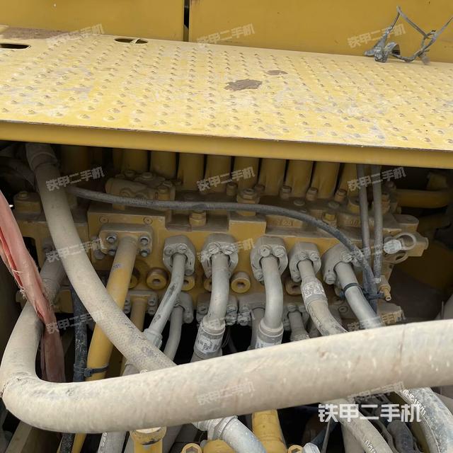 回转马达和主控阀（整机外观）